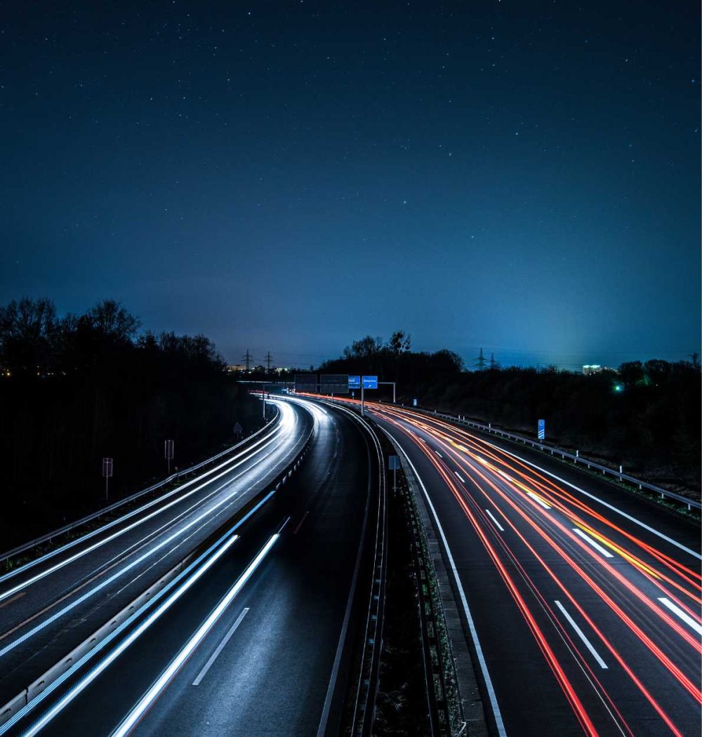 Deutsche Autobahn bei nacht mit lichteffekten