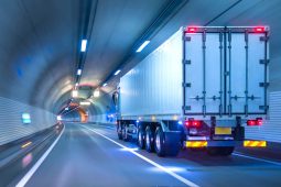 Ein LKW auf einer Autobahn, beladen mit Kisten und Paketen, symbolisiert den zuverlässigen Service von Eiltransporten, die Lieferungen schnell und effizient ans Ziel bringen.