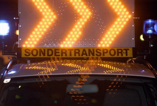 Schild auf dem Spezialtransport steht